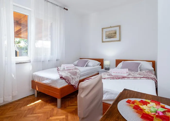 Apartment By The Sea - 21501
